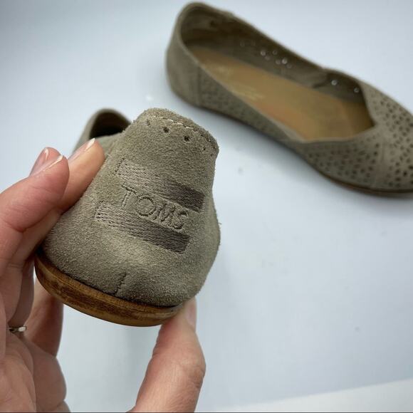 Toms Beige Leather Laser Cut Slip On Flats Womens 6.5 Shoes Comfort Ballet - Picture 4 of 10
